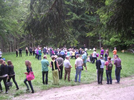 Über 100 Zuhörer genießen das Konzert 'Widerhall des Waldes' vor der berauschende Naturkulisse rund um die August-Ganghofer-Hütte. Viele von ihnen reisen zu Fuß oder mit dem Fahrrad an.